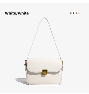 Vue détaillée du sac bandoulière rétro pour femme en cuir blanc avec fermoir en métal doré.