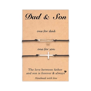 Détail de bracelets réglables en corde noire avec croix pour le père et le fils