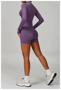 Détail du short de yoga violet sans couture à taille haute et haut à manches longues