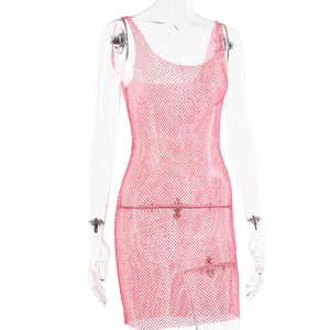Gros plan sur une robe courte en maille rose avec strass brillants et ajourages