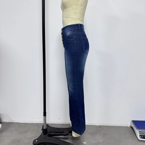 Détail d'un jean évasé taille haute bleu foncé avec braguette à plusieurs boutons