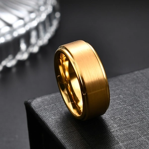 Anillo clásico de 8mm en acero inoxidable dorado cepillado con bordes pulidos unisex