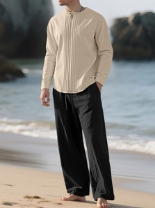 Herren-Leinenhemd in Khaki und schwarze Hose in einer malerischen Küstenumgebung