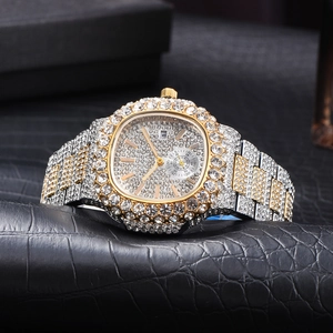 Vista dettagliata dell'orologio al quarzo con diamanti, lancette d'oro e datario