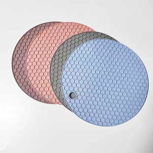 Dessous de plat ronds en silicone alvéolé bleu, gris, rose et violet, résistants à la chaleur