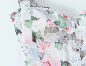 Detail eines Korsett-Tops mit Blumenmuster, dünnen Trägern und stützender Stäbchenstruktur