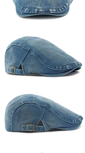 Détail de la boucle métallique réglable et texture denim délavé sur une casquette