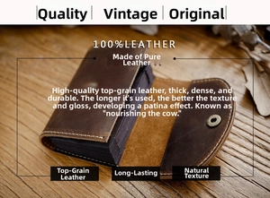 Gros plan du portefeuille en cuir de vachette vintage avec fentes en accordéon sur bois