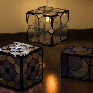 Lampes cubes en vitrail avec motifs floraux géométriques et lumière chaleureuse