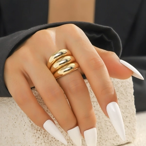 Dreilagiger goldener offener Ring mit eleganten geometrischen Kurven und poliertem Finish