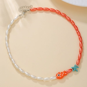 Dettaglio della collana con perline e ciondoli a forma di pesce e stella marina