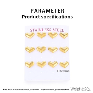 Détail macro de 12 pièces de boucles d'oreilles cœur en acier inoxydable plaqué or 18 carats