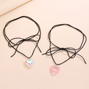 Collier réglable en cordon de velours noir avec pendentifs cœurs irisés transparents