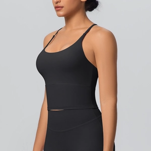 Gros plan des bretelles croisées et du tissu respirant de cette brassière de sport noire