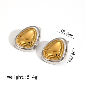 Vue détaillée de grandes boucles d'oreilles bicolores avec largeur 43,6mm et longueur 46,8mm