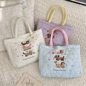 Détail des sacs cabas matelassés avec broderies d'animaux mignons en plusieurs couleurs