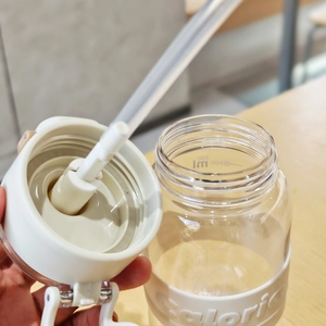 Detailed view of the 800ml sports bottle lid and textured silicone calorie sleeve