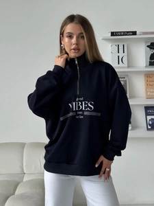 Ρετρό μαύρο φούτερ με μισό φερμουάρ, street style τύπωμα και ψηλό γιακά για μόδα 2025