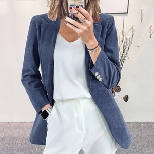 Détail de la texture d'un blazer bleu en velours côtelé avec design à boutonnage simple