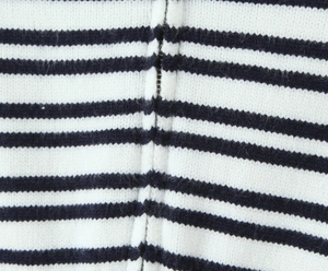 Detailaufnahme der horizontalen Streifennähte und der Strickstruktur des Zweiteilers