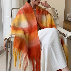 Mannequin portant une écharpe à carreaux orange avec franges, châle d'hiver doux et chaud
