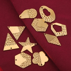 Goldene geometrische Edelstahl-Anhänger mit Hammerschlag-Textur und Aufhängelöchern für DIY-Schmuck