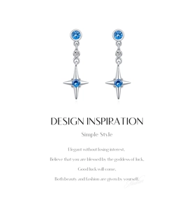 Détail macro de boucles d'oreilles étoile en argent S925 avec gemmes bleues et texte inspiré