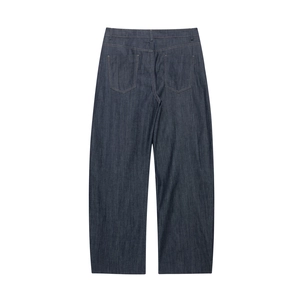 Dettaglio di jeans a botte blu scuro con doppie tasche posteriori e vita alta su fondo bianco