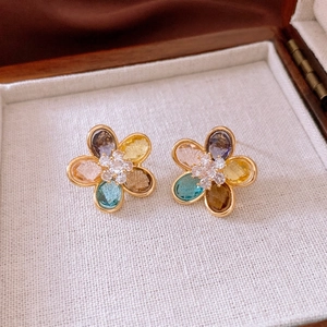 Squisiti orecchini a fiore placcati oro 18K con vivaci zirconi colorati scintillanti