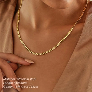 Detail of 14K gold plated stainless steel Cuban link chain with 40+5cm length specs