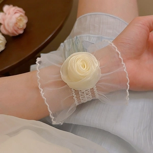 Détail du bracelet rose en dentelle crème avec texture florale élégante en maille filet
