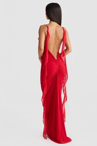 Détail de la robe de soirée rouge dos nu avec fronces élégantes et longs rubans en tulle