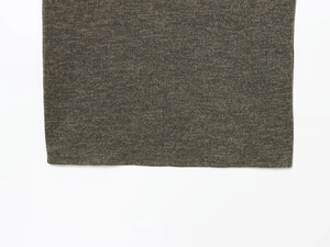 Nahaufnahme von taupefarbenem Melange-Strickstoff mit detaillierter Textur und Naht