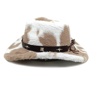 Vue détaillée du chapeau de cowboy en peluche à motif vache avec bande de cuir ornée