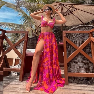 Vue détaillée de la jupe de plage imprimé tropical et bikini rose et orange avec fente