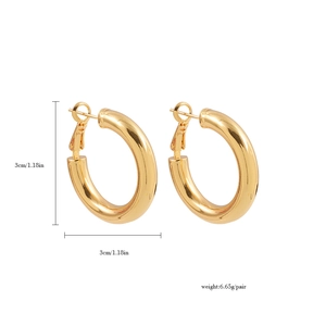 Detail view of 3cm 18K gold hoop earrings with dimensions and weight 6.65g specifications