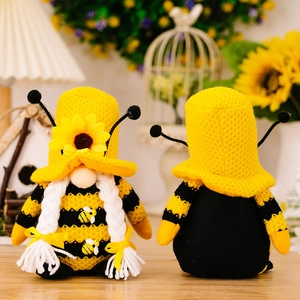 Detailansicht eines Hummel-Gnomes mit Sonnenblumen-Strickmütze und Streifenmuster