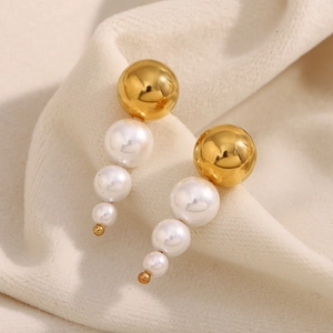 Detail of 18K gold-plated drop earrings with a gradient arrangement of faux pearls