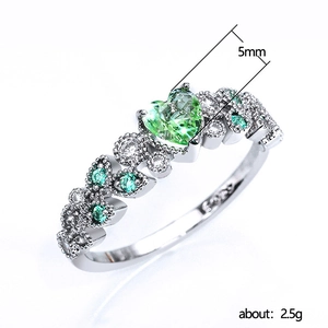 Top view of S925 silver ring featuring a 5mm heart-shaped green stone with leaf design