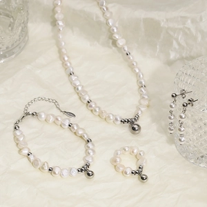 Parure de bijoux en perles baroques et perles argentées avec collier bracelet bague et boucles