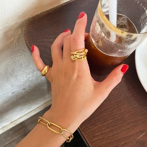 Minimalist 925 silver gold-plated wrap rings and chain link bracelet worn by model