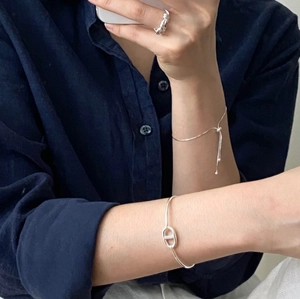 Minimalist S925 sterling silver jewelry set with snake chain bracelet and rings on model