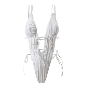 Dettaglio del costume intero a coste bianco con design cut-out e sottili lacci
