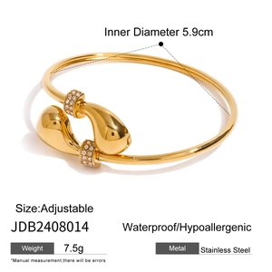 Detail van de verstelbare roestvrijstalen armband met waterdruppels en witte kristallen