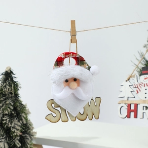 Détail du pendentif Père Noël en feutre avec chapeau à carreaux et panneau SNOW