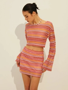 Détail du motif ondulé en crochet coloré sur l'ensemble haut court et mini-jupe