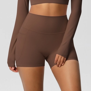 Détail du short de yoga taille haute avec poches latérales en tissu marron brossé