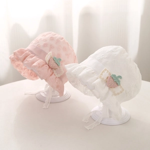 Détail du patch fraise au crochet et broderie de dentelle florale sur chapeau bébé