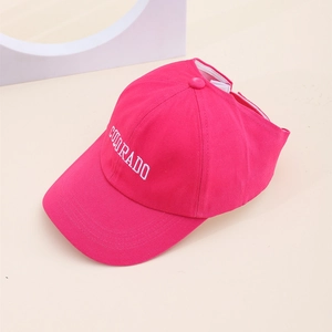 Détail de la visière rose avec broderie Colorado blanche et boucle réglable pour enfant