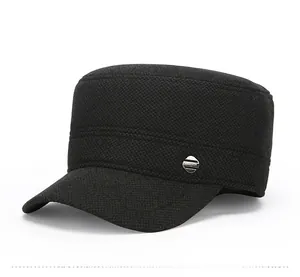 Détail d'une casquette militaire noire à sommet plat avec badge en métal FASHION et tissu tissé